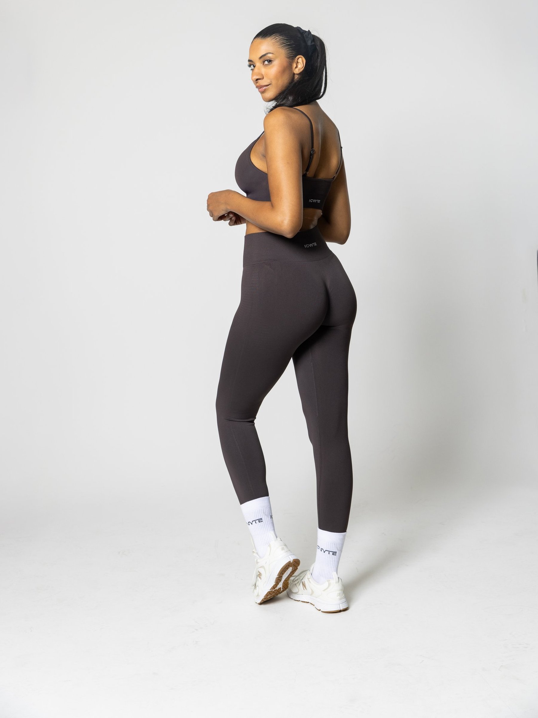 Seamless Leggings in Espresso — gallery view