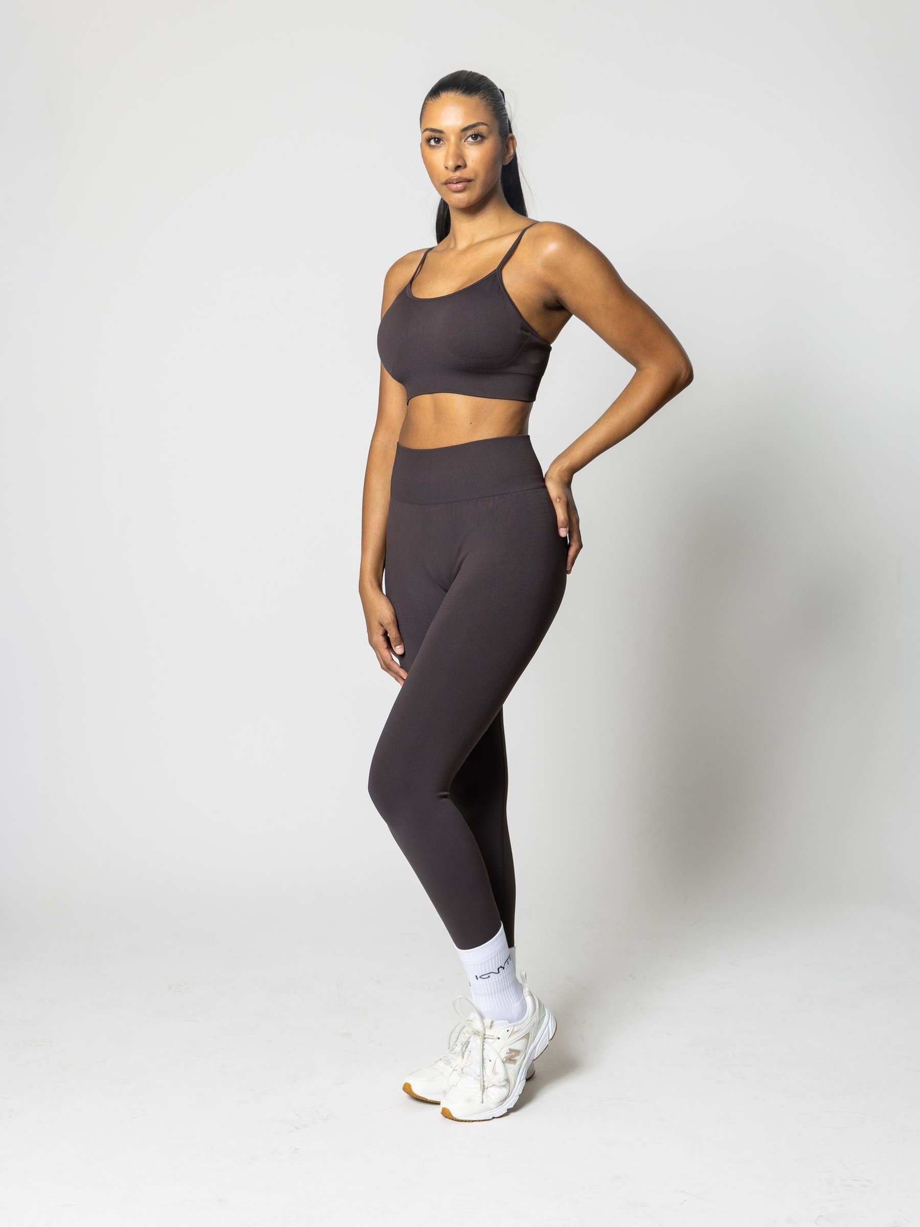 Seamless Leggings in Espresso — gallery view