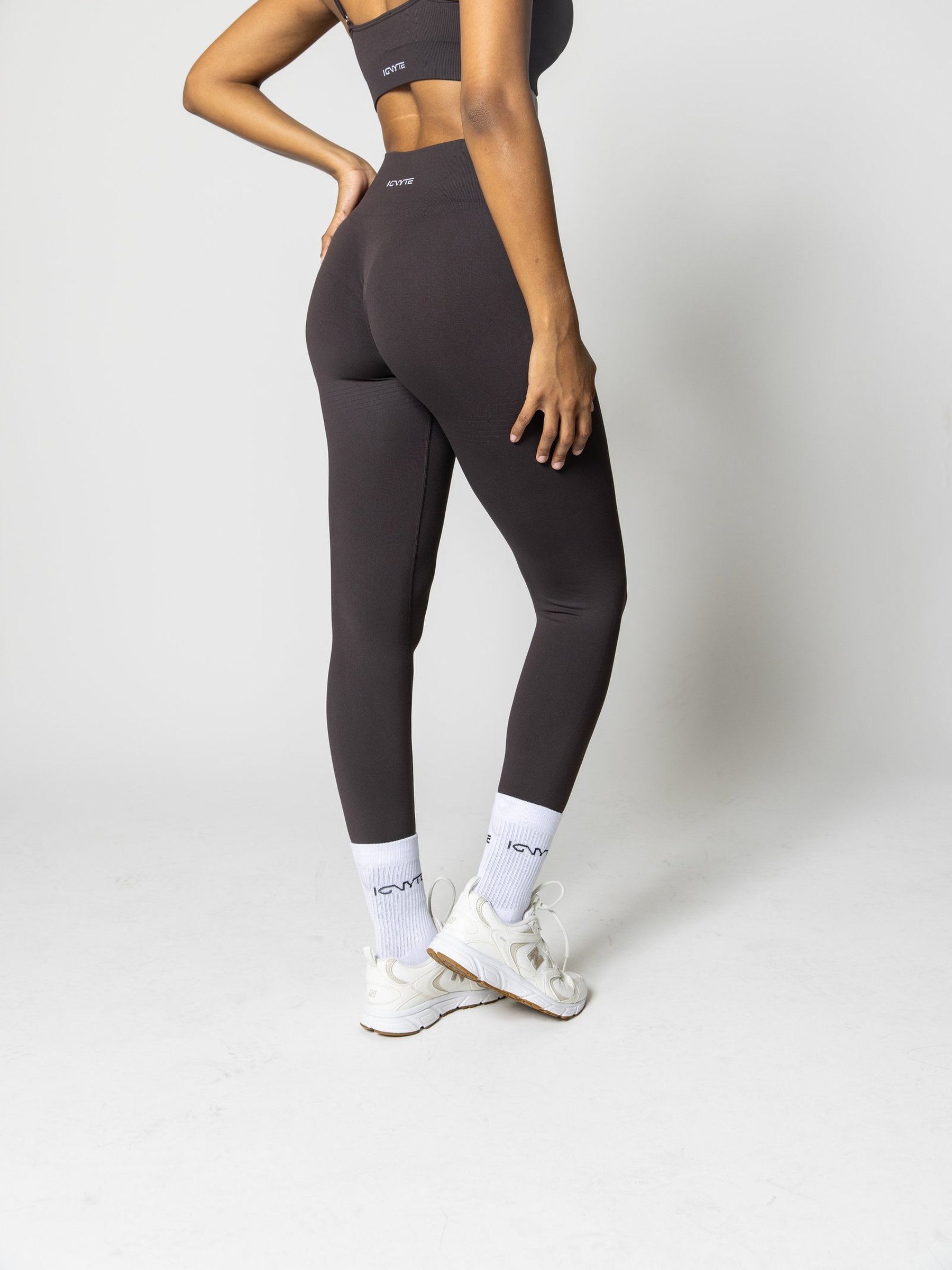 Seamless Leggings in Espresso — gallery view
