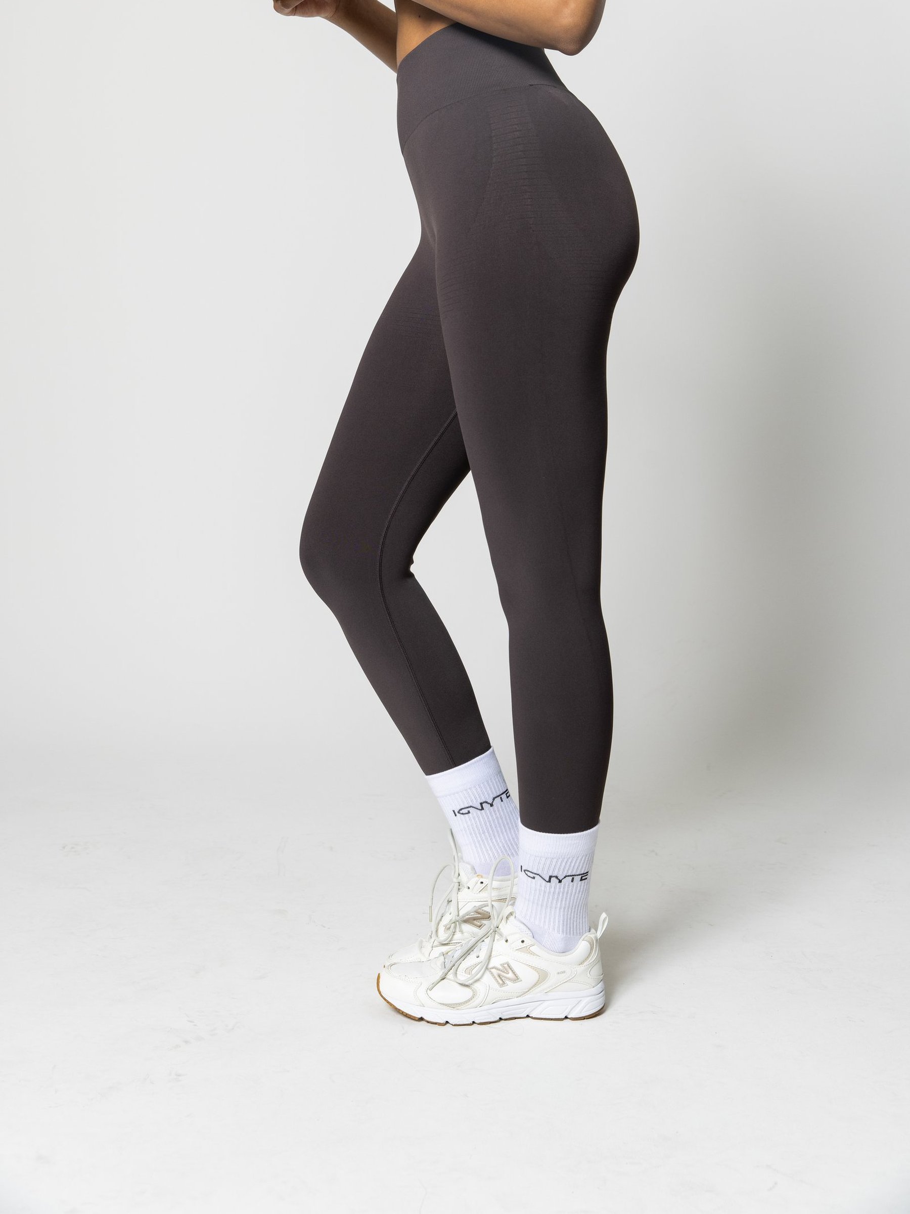 Seamless Leggings in Espresso — gallery view